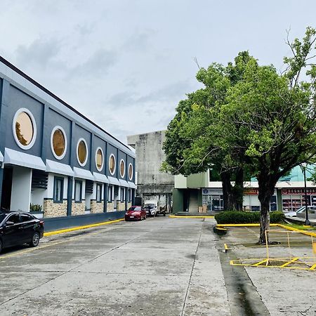 Circle Inn Hotel And Suites Bacolod Buitenkant foto