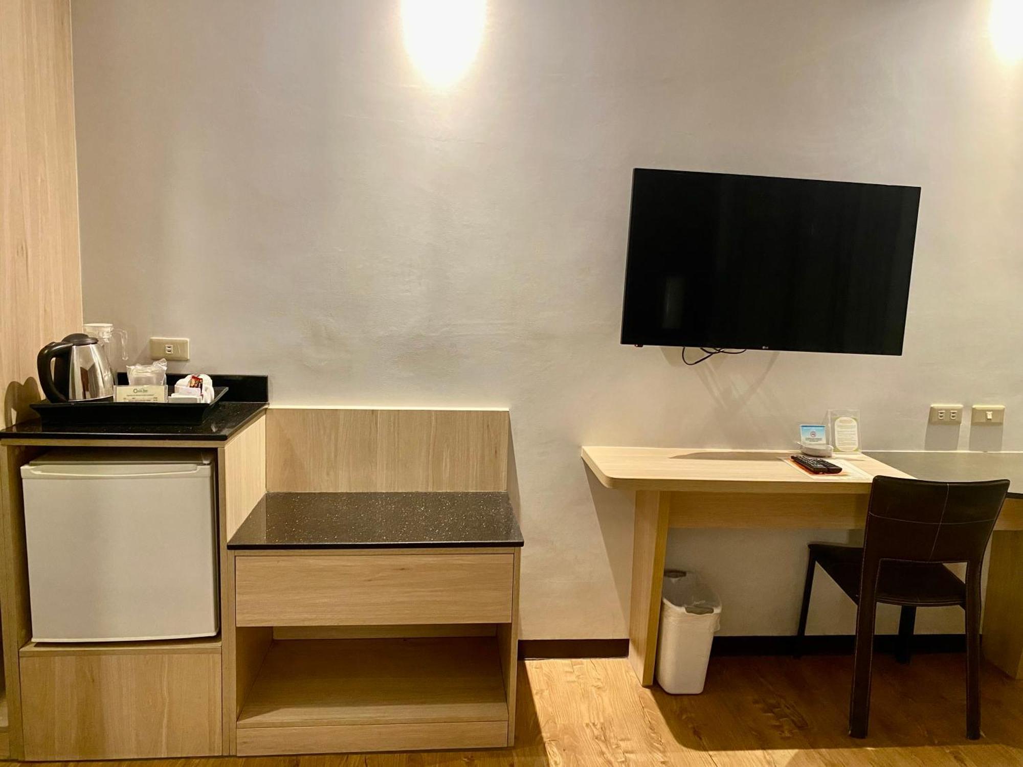 Circle Inn Hotel And Suites Bacolod Buitenkant foto