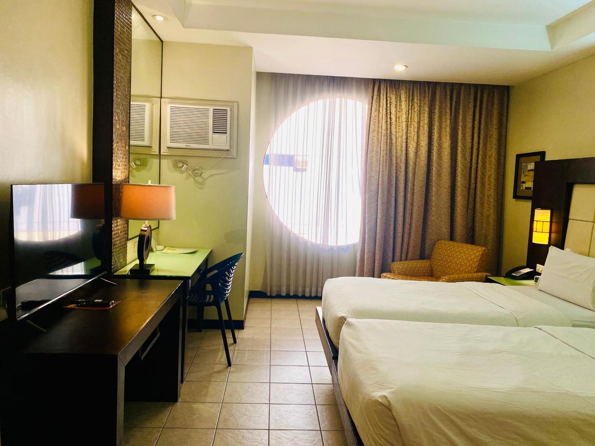 Circle Inn Hotel And Suites Bacolod Buitenkant foto