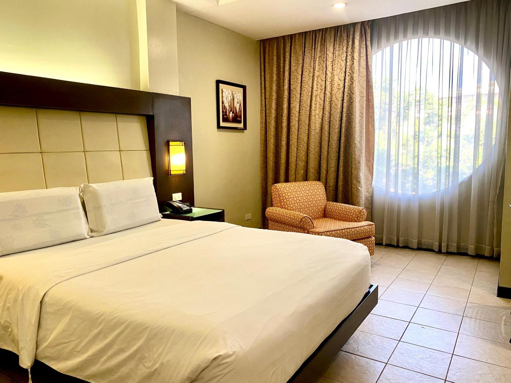 Circle Inn Hotel And Suites Bacolod Buitenkant foto