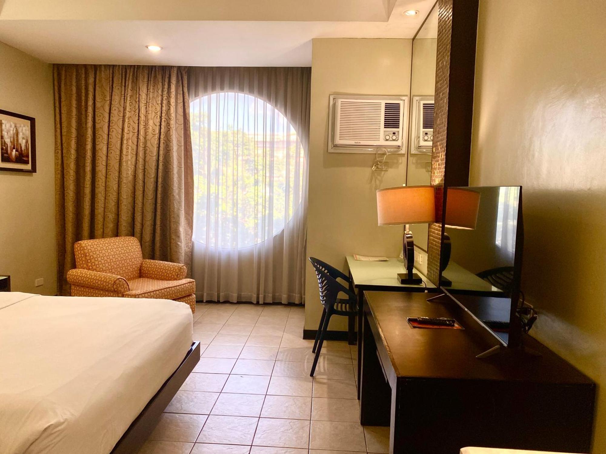 Circle Inn Hotel And Suites Bacolod Buitenkant foto