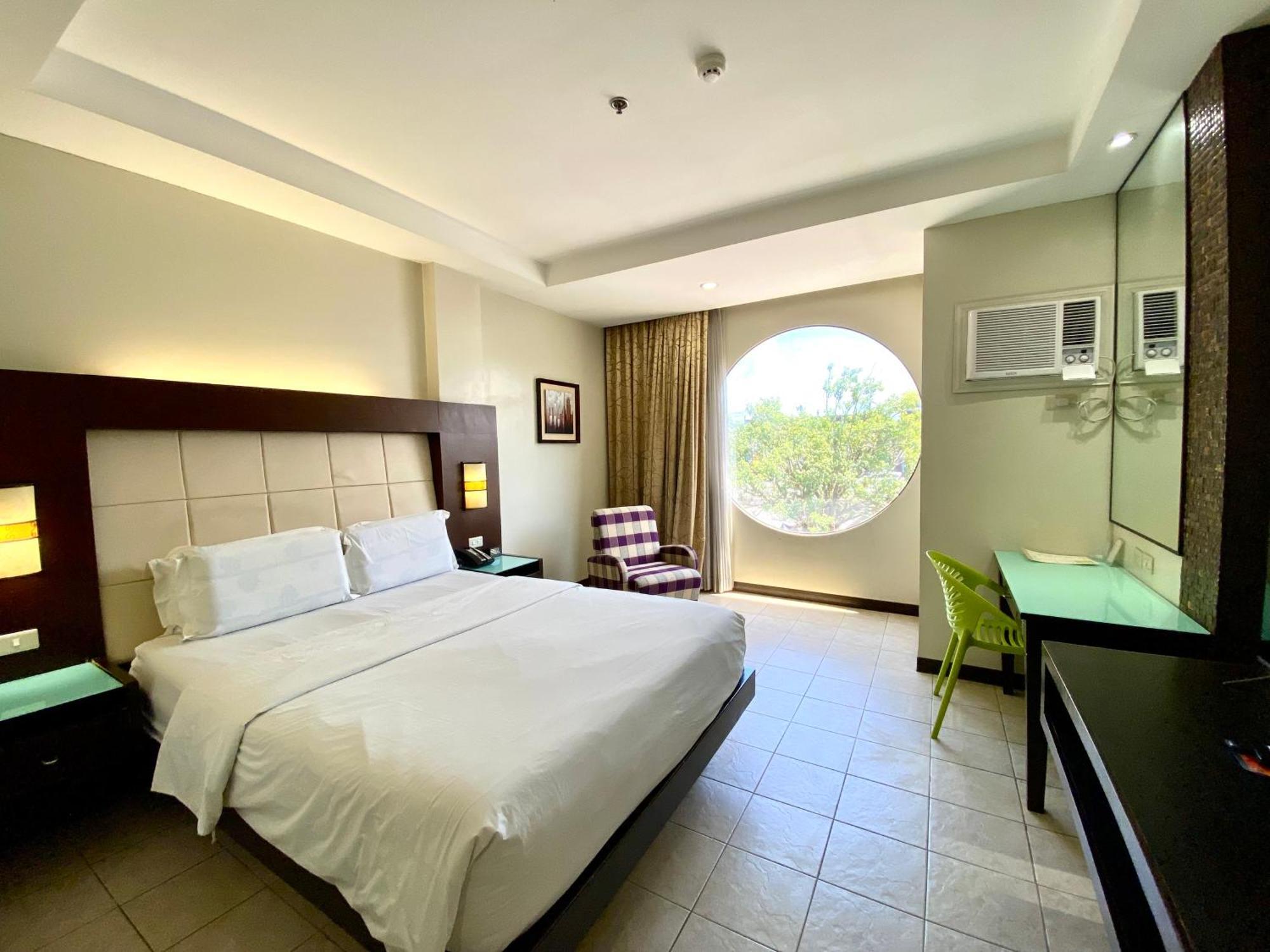 Circle Inn Hotel And Suites Bacolod Buitenkant foto