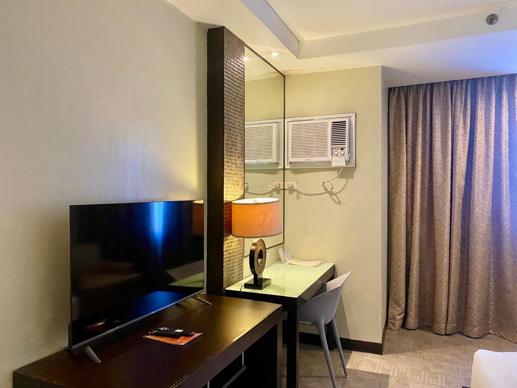 Circle Inn Hotel And Suites Bacolod Buitenkant foto
