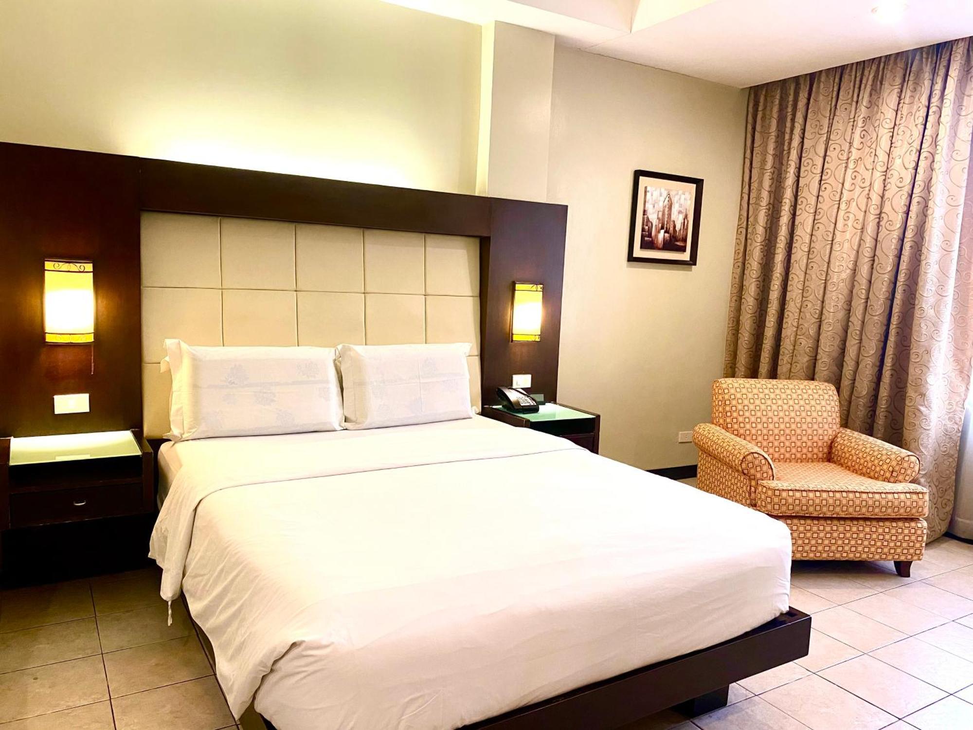 Circle Inn Hotel And Suites Bacolod Buitenkant foto