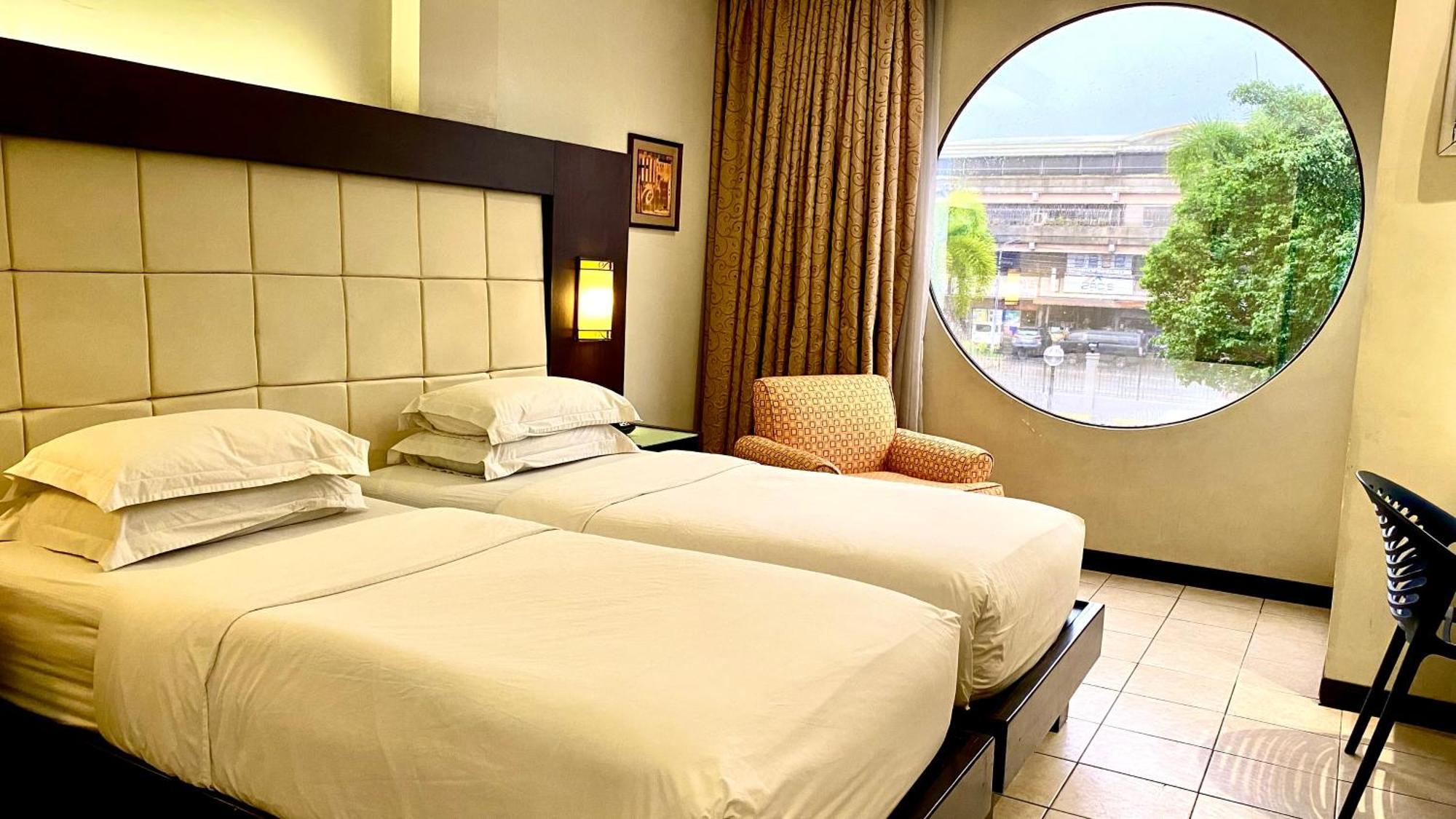 Circle Inn Hotel And Suites Bacolod Buitenkant foto