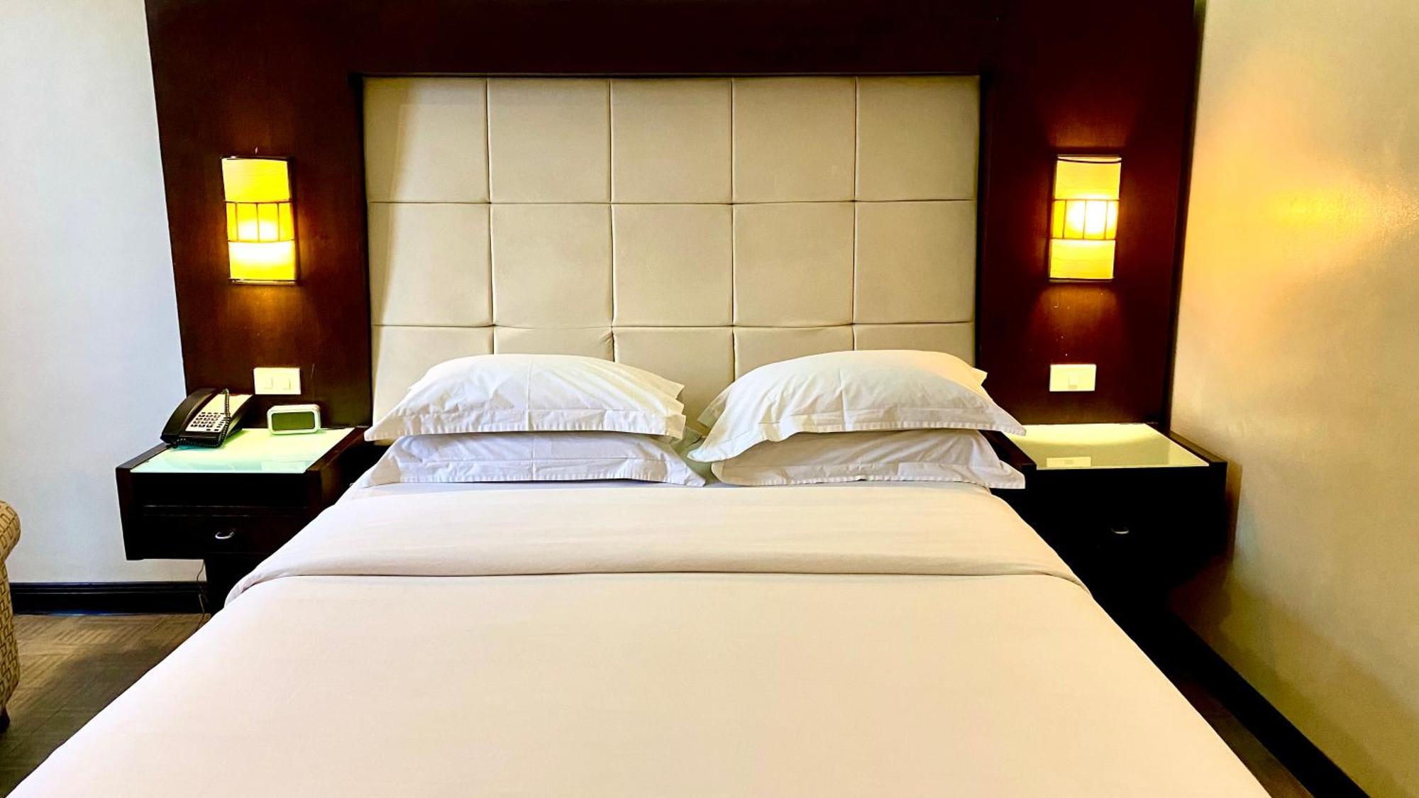 Circle Inn Hotel And Suites Bacolod Buitenkant foto