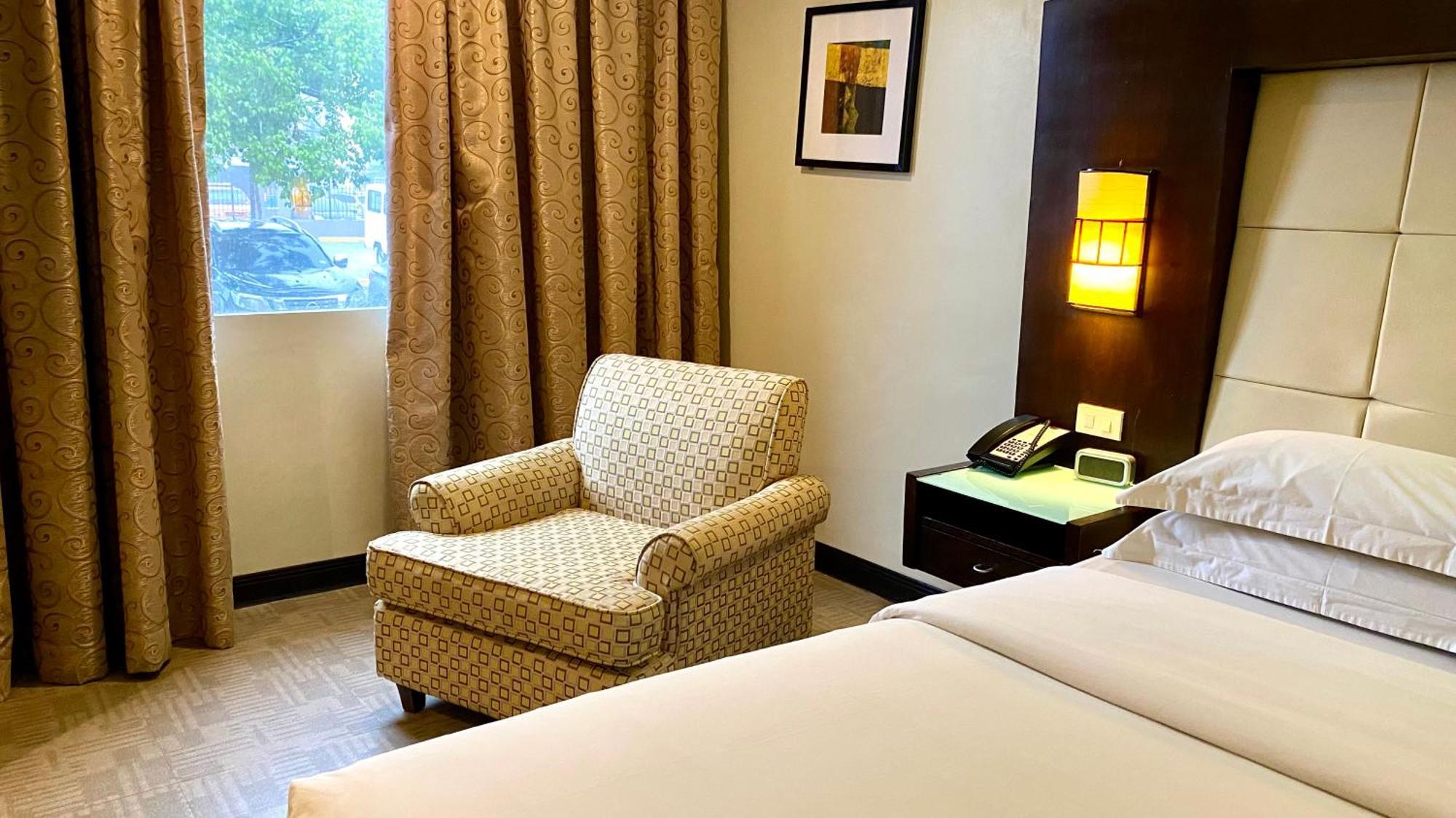 Circle Inn Hotel And Suites Bacolod Buitenkant foto