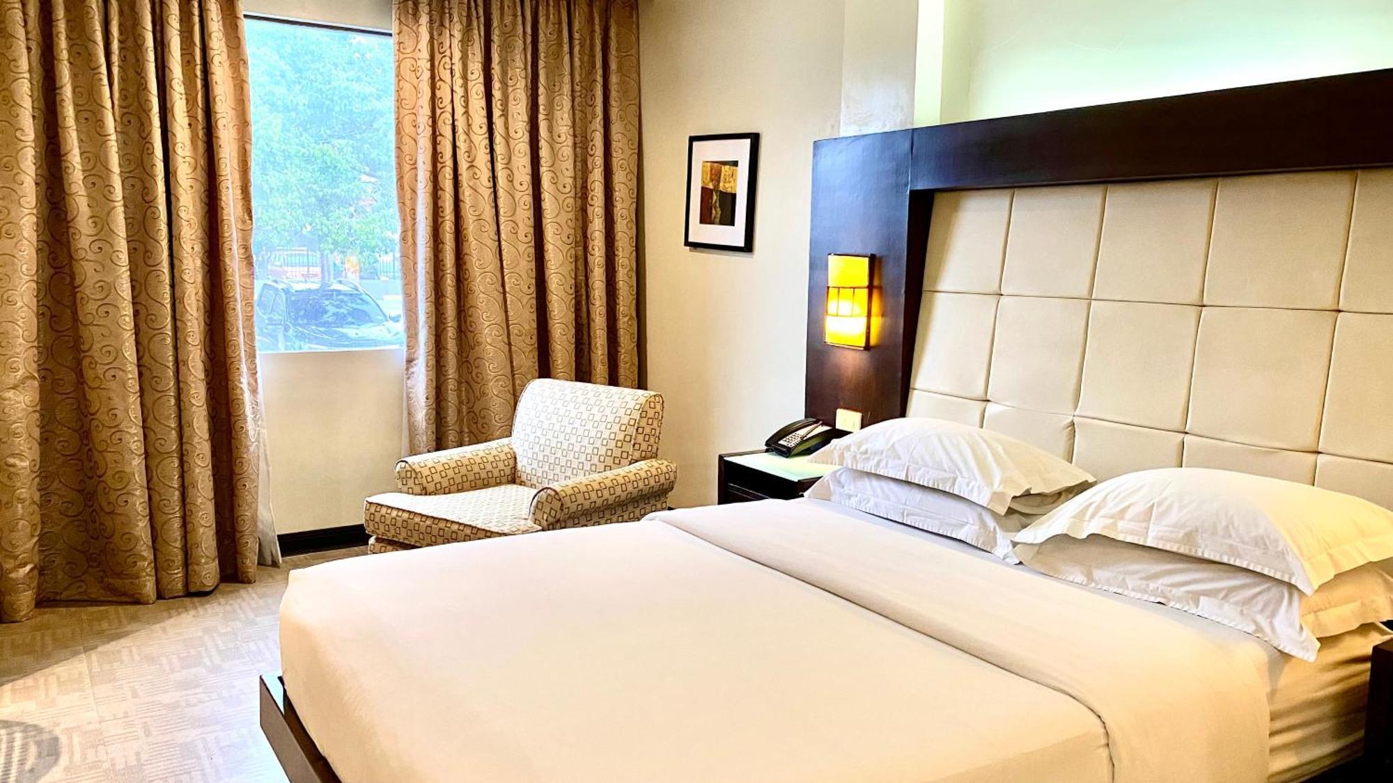 Circle Inn Hotel And Suites Bacolod Buitenkant foto