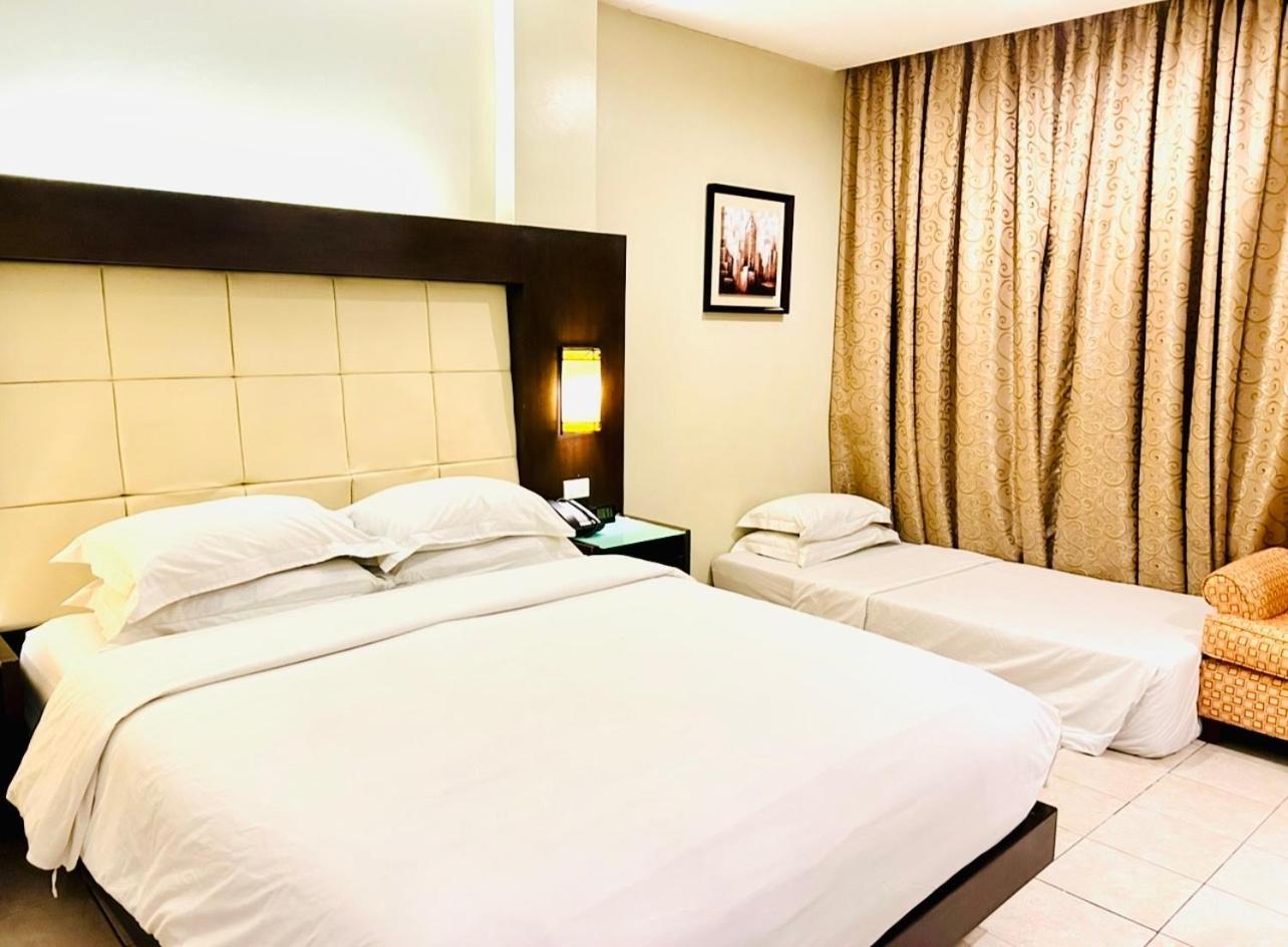Circle Inn Hotel And Suites Bacolod Buitenkant foto