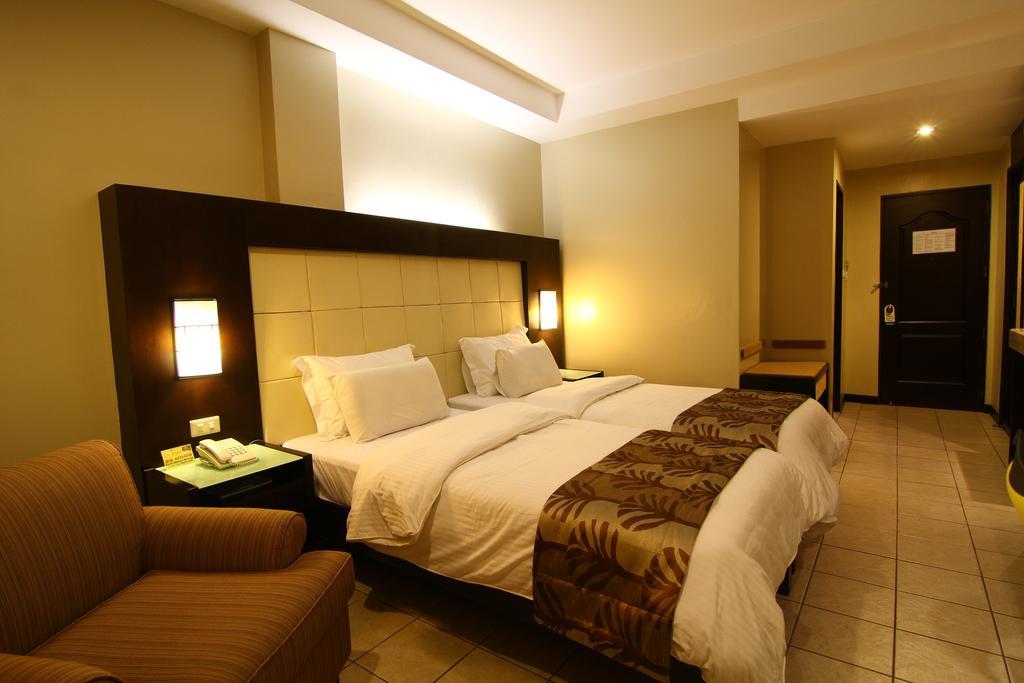 Circle Inn Hotel And Suites Bacolod Buitenkant foto