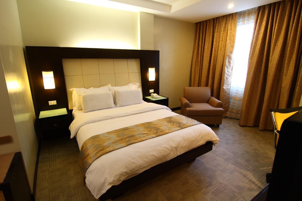 Circle Inn Hotel And Suites Bacolod Buitenkant foto