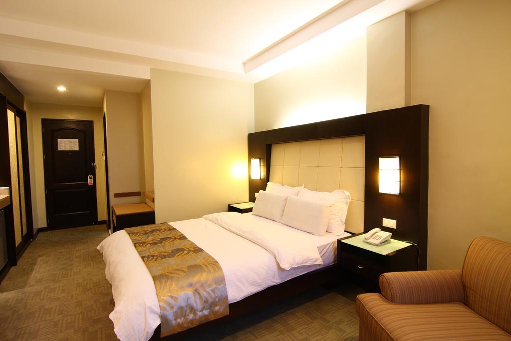 Circle Inn Hotel And Suites Bacolod Buitenkant foto