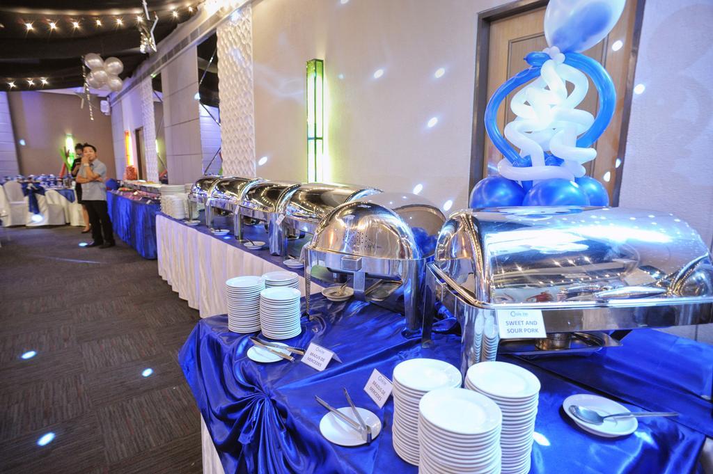 Circle Inn Hotel And Suites Bacolod Buitenkant foto