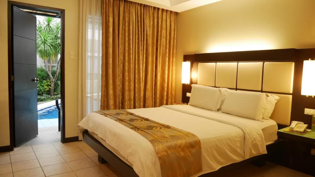 Circle Inn Hotel And Suites Bacolod Buitenkant foto