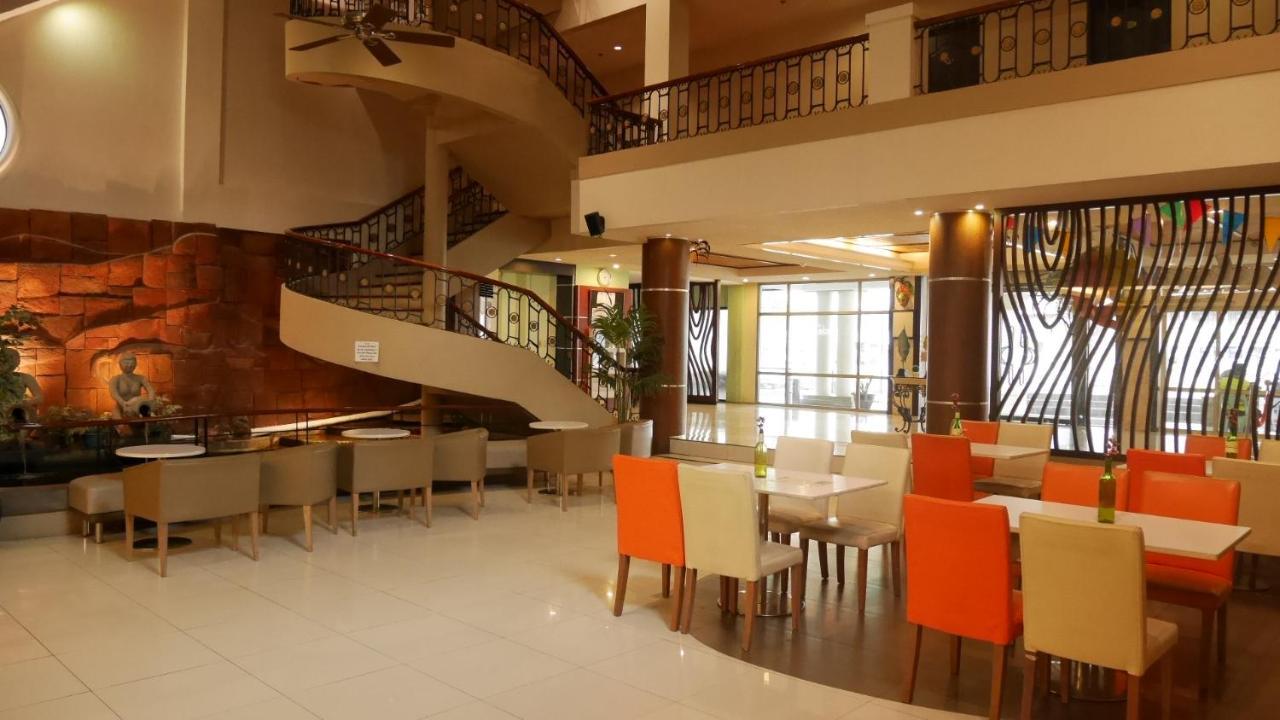 Circle Inn Hotel And Suites Bacolod Buitenkant foto